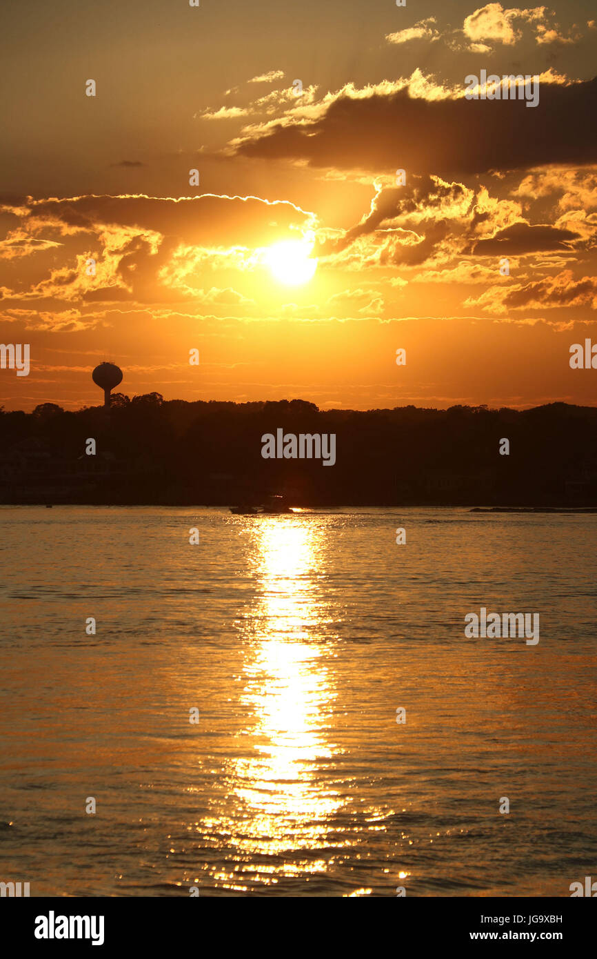 Sun riflette sul porto durante il tramonto Foto Stock