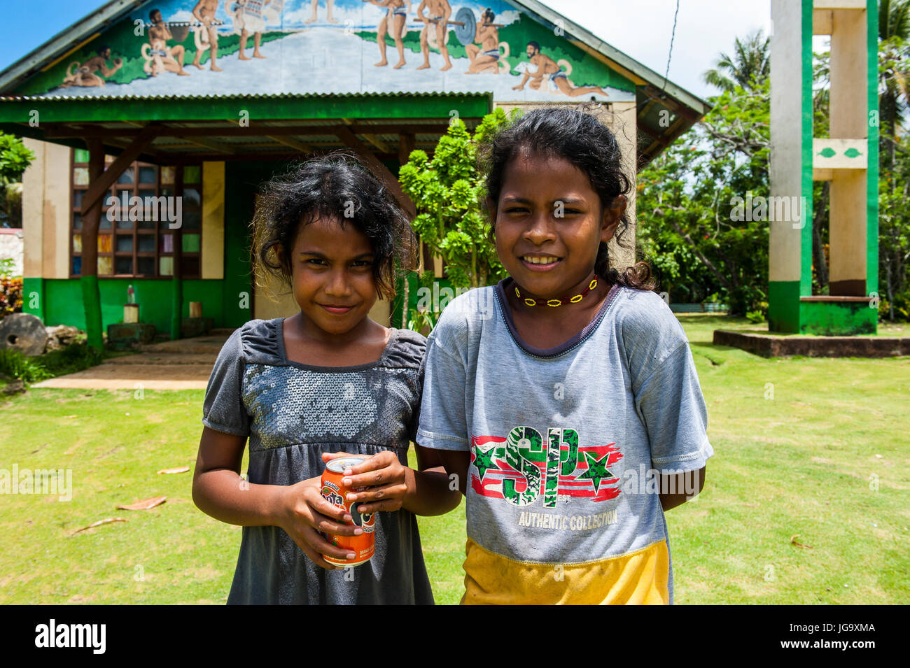 Le ragazze in piedi davanti a una chiesa, Isola di Yap, Stati Federati di Micronesia Foto Stock