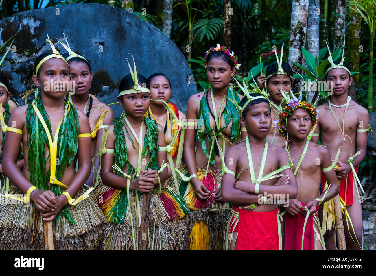 Vestito tradizionale isolani in posa per la fotocamera, Isola di Yap, Stati Federati di Micronesia Foto Stock