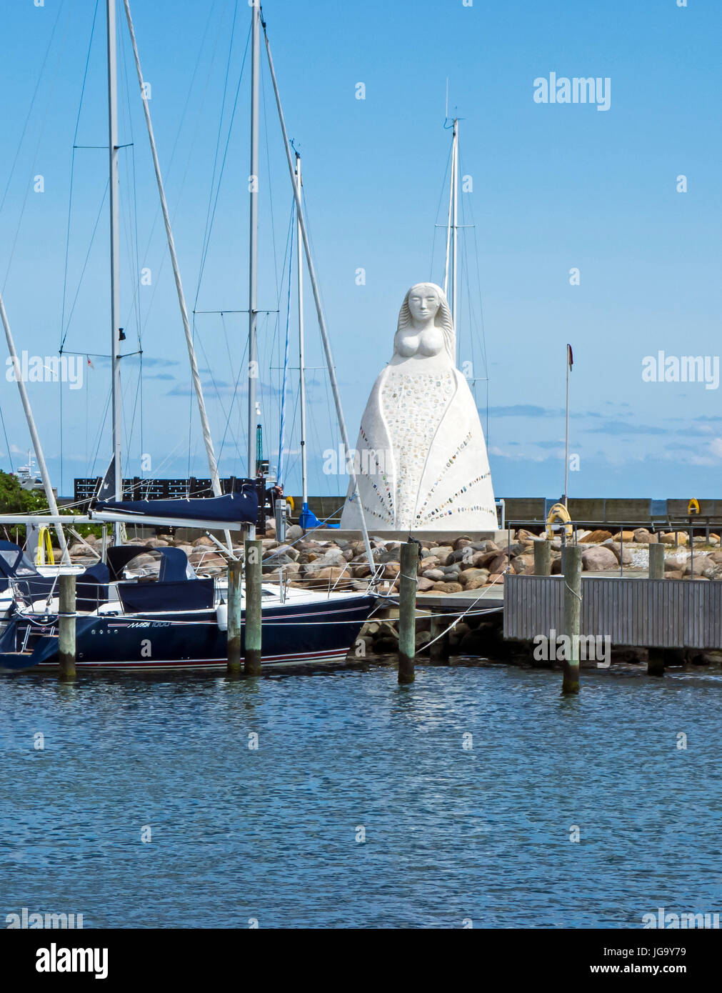 La statua raffigurante Fruen fra Havet (la signora dal mare) in Saeby porto dello Jutland in Danimarca Foto Stock