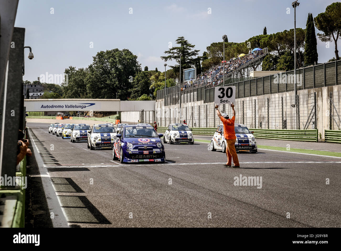 Trofeo Abarth Selenia, Fiat 500 vetture sulla griglia di partenza prima del giro di formazione, il maresciallo con 30 secondi etichetta Foto Stock