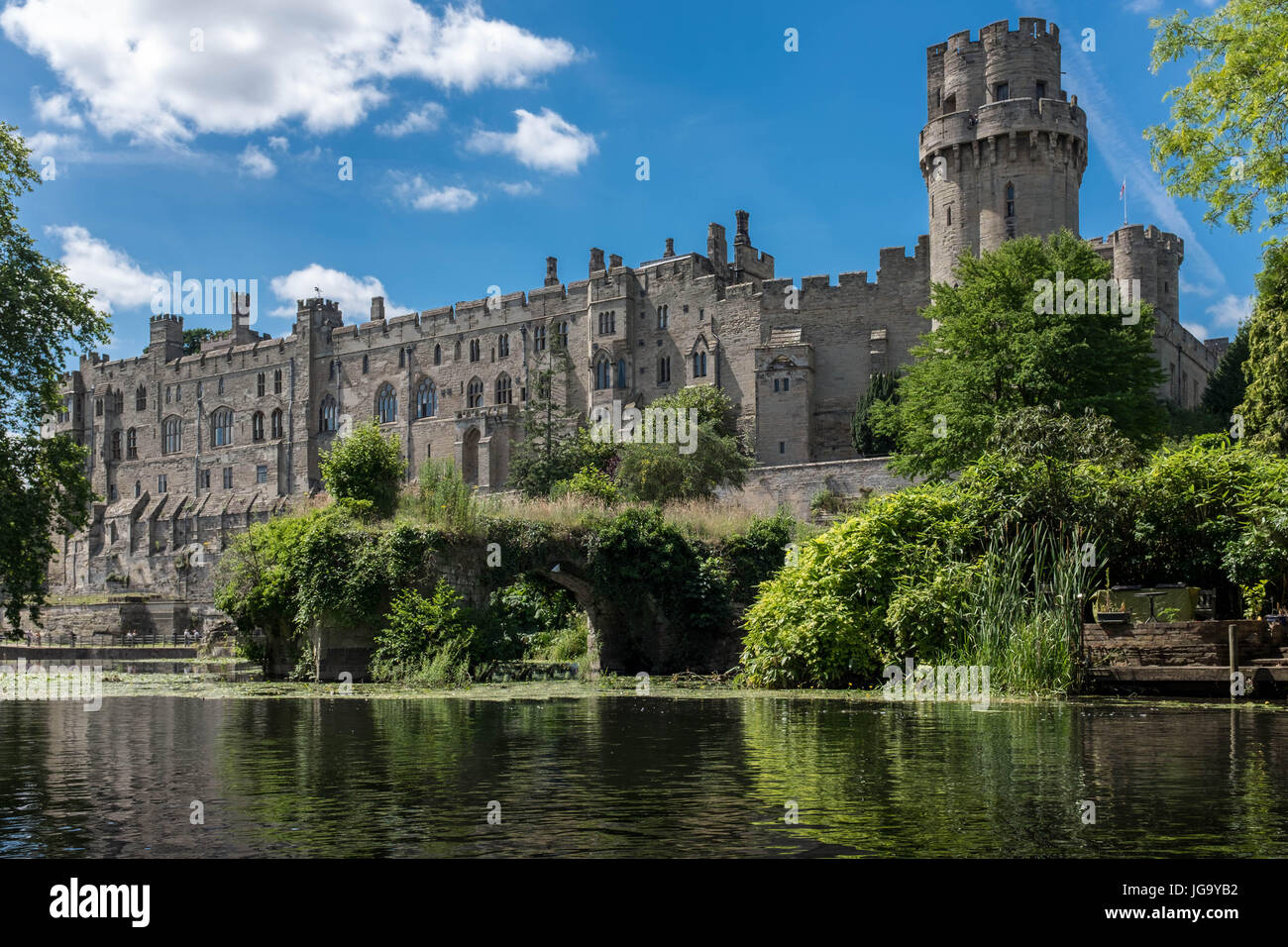 Il Castello di Warwick, raffigurato dal fiume Avon, Warwickshire, Regno Unito Foto Stock