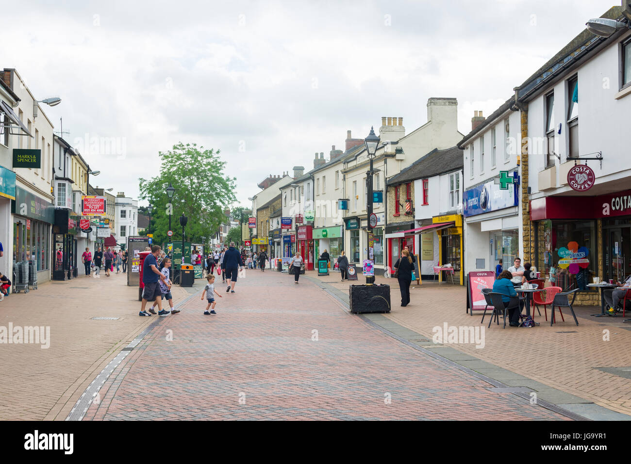 Bicester Town Sheep Street con i suoi negozi e ristoranti e la gente che cammina, Regno Unito Foto Stock