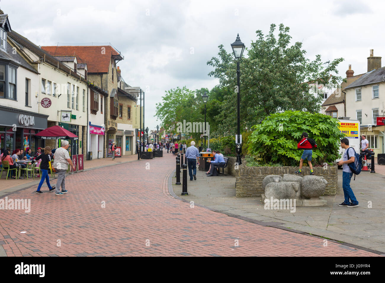 Bicester Town Sheep Street con i suoi negozi e ristoranti e la gente che cammina, Regno Unito Foto Stock