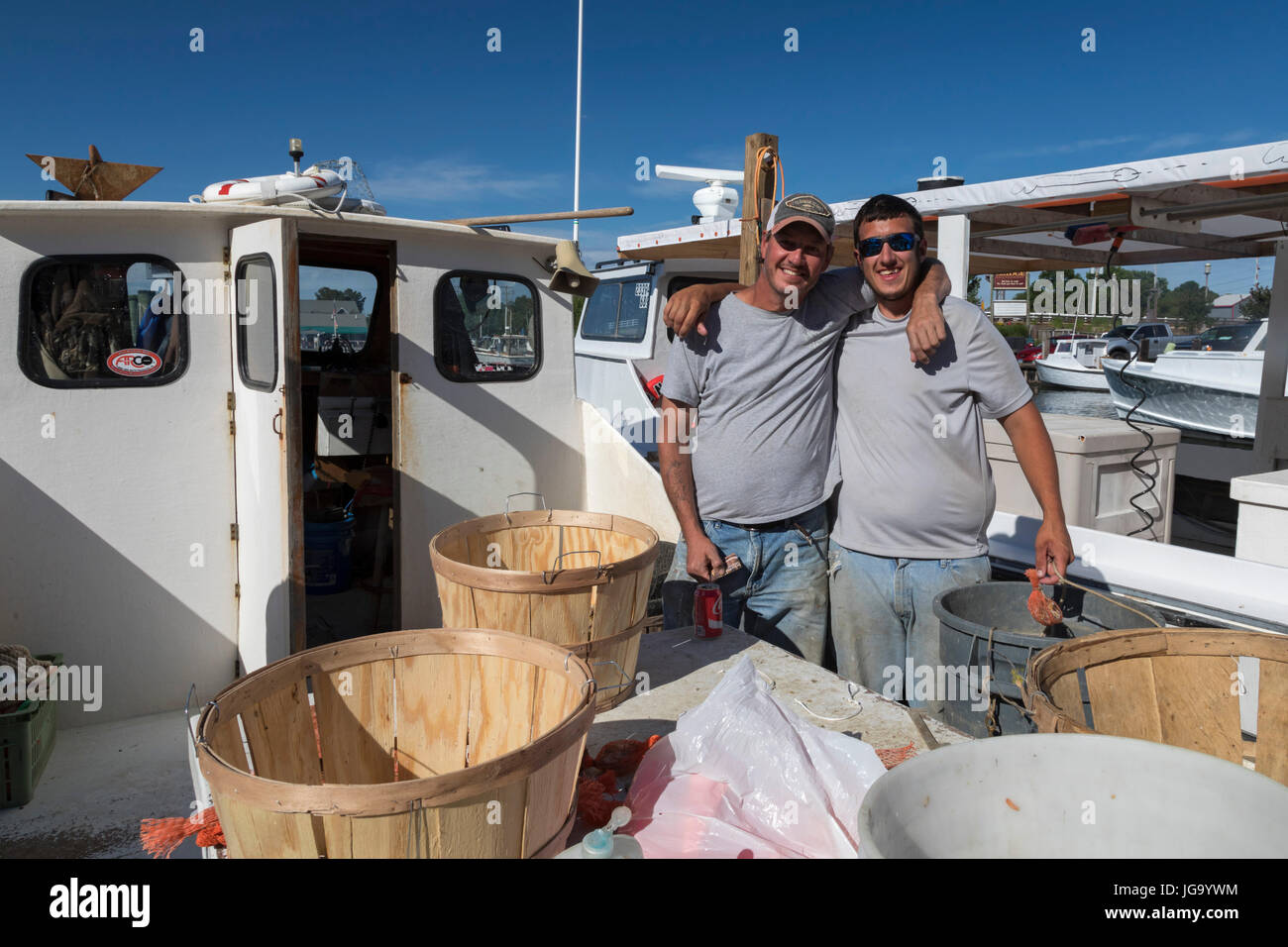 Tilghman Island, Maryland - Commerciale pescatore di granchio sulla baia di Chesapeake posano per una foto mentre tormentando la loro linea di pesca con le cozze. Foto Stock