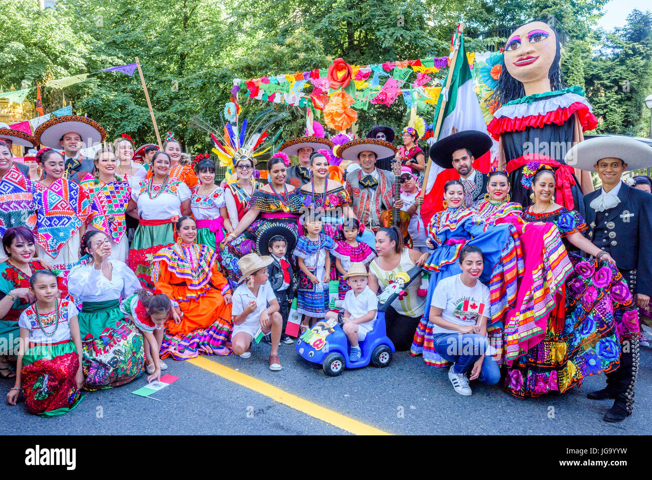 Mexican Canadesi festeggiano in Canada 150, Canada parata del giorno, Vancouver, British Columbia, Canada. Foto Stock
