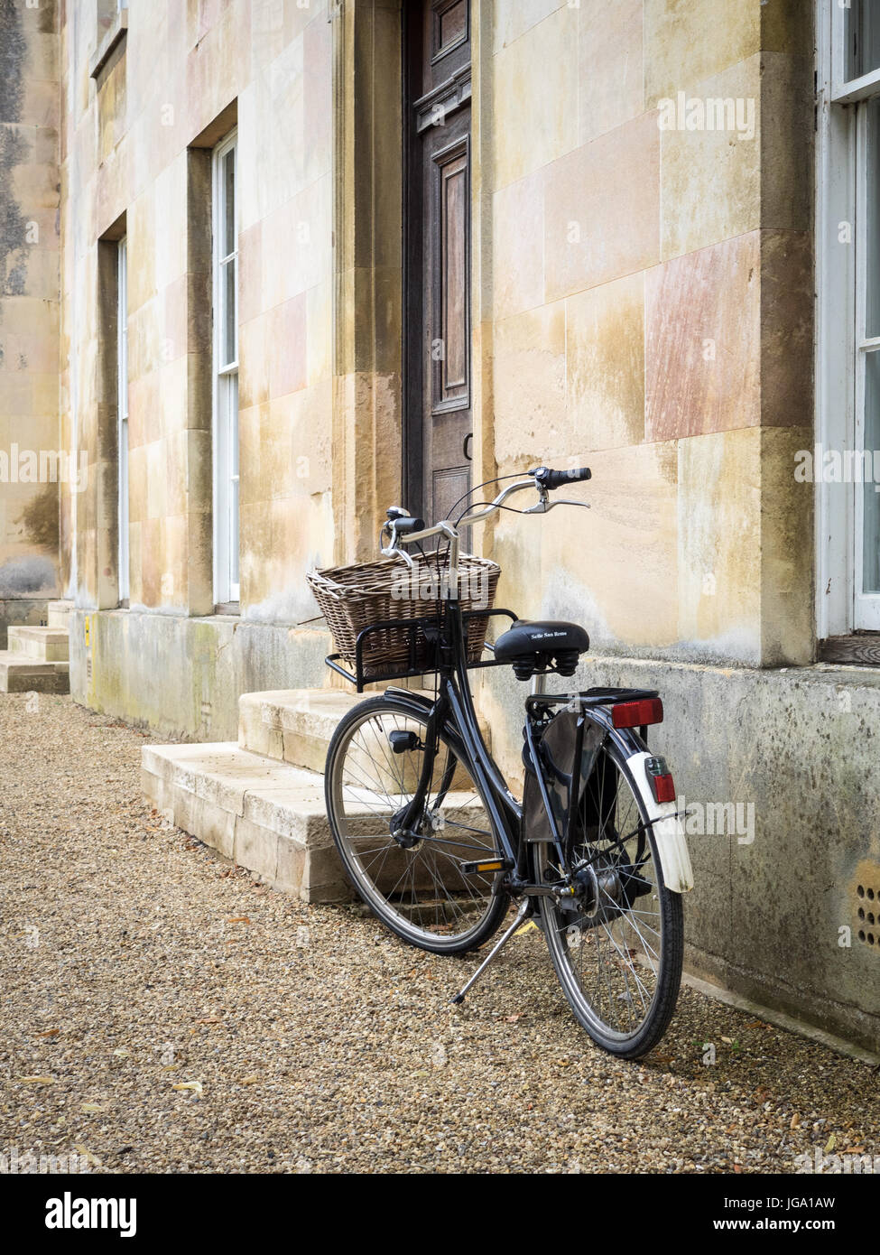 Moto degli studenti al di fuori del college di edifici a Downing College, parte dell'Università di Cambridge, UK. Downing College è stato fondato nel 1800. Foto Stock