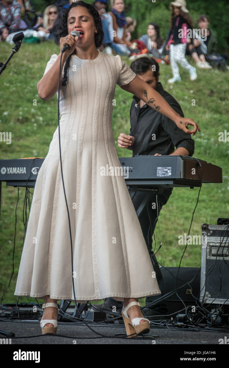 Malmö, Svezia. 04 Luglio, 2017. Cantante tunisina Emel Mathlouthi sul palcoscenico Pildammsteatern come parte della free estate festival Sommarscen Malmö a Malmö, in Svezia. Credito: Tommy Lindholm/Pacific Press/Alamy Live News Foto Stock