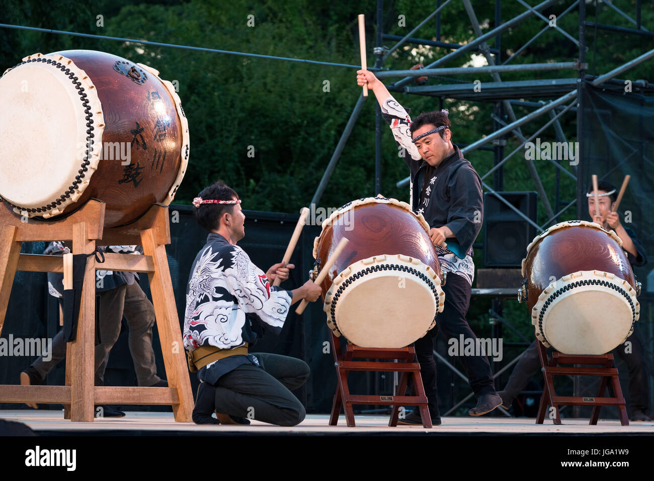 Tamburo giapponese virtuosi durante lo spettacolo a Matsumoto Drum Festival. Matsumoto Taiko Matsuri. Giappone Foto Stock