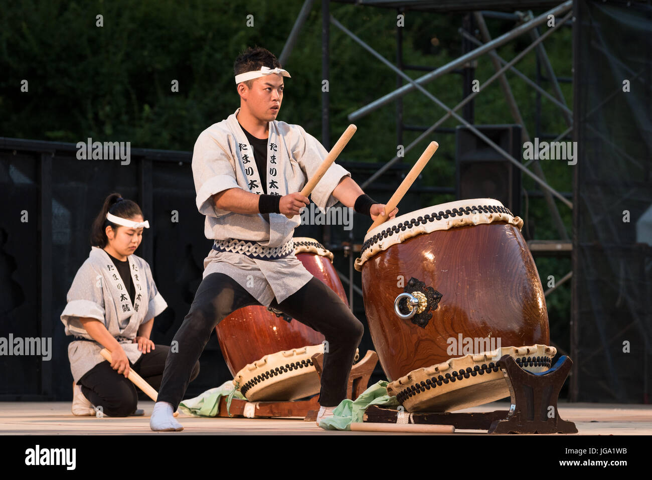 Tamburo giapponese virtuosi durante lo spettacolo a Matsumoto Drum Festival. Matsumoto Taiko Matsuri. Giappone Foto Stock
