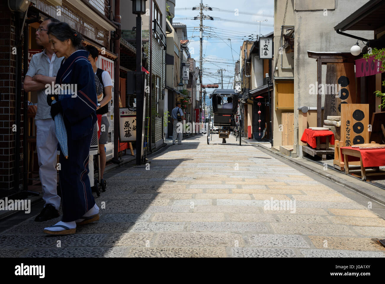 La Geisha e giapponese in rickshaw, street di Higashiyama area. Il protocollo di Kyoto. Giappone Foto Stock