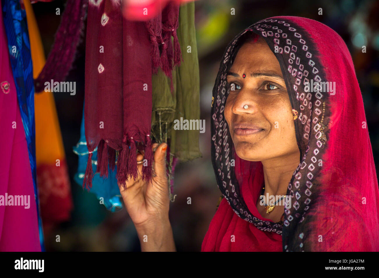 Bella donna indiana a piedi nel mercato in tradizionali abiti colorati, sari Foto Stock