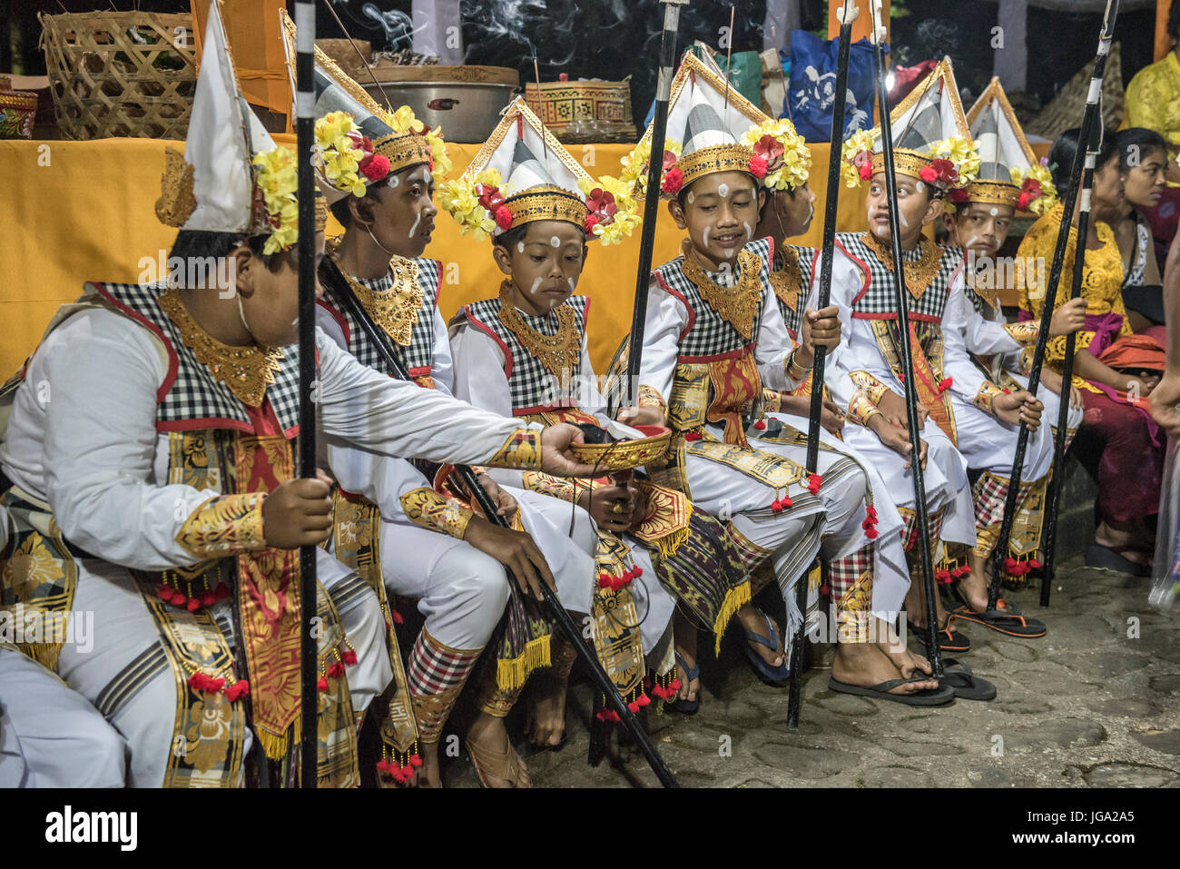 Danze durante Galungan festivali Batukaru tempio, northen Bali ,Indonesia Foto Stock