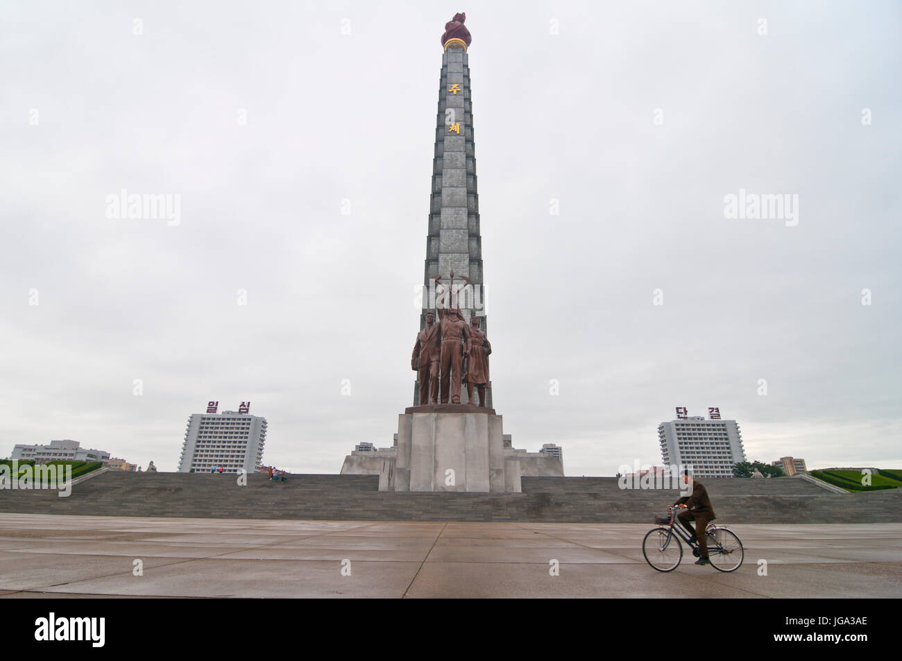 La rivestita di pietra Juche tower, Pyongyang,Corea del Nord Foto Stock