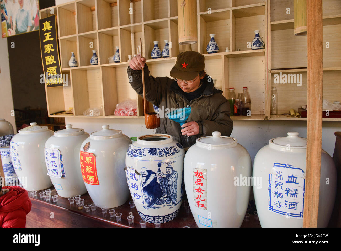 Vino locale maker dell'UNESCO antico villaggio di Xidi, Anhui, Cina Foto Stock
