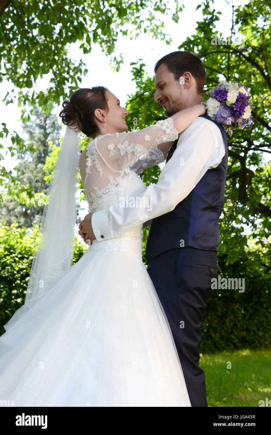 Felice sposa e lo sposo che abbraccia ogni altro Foto Stock