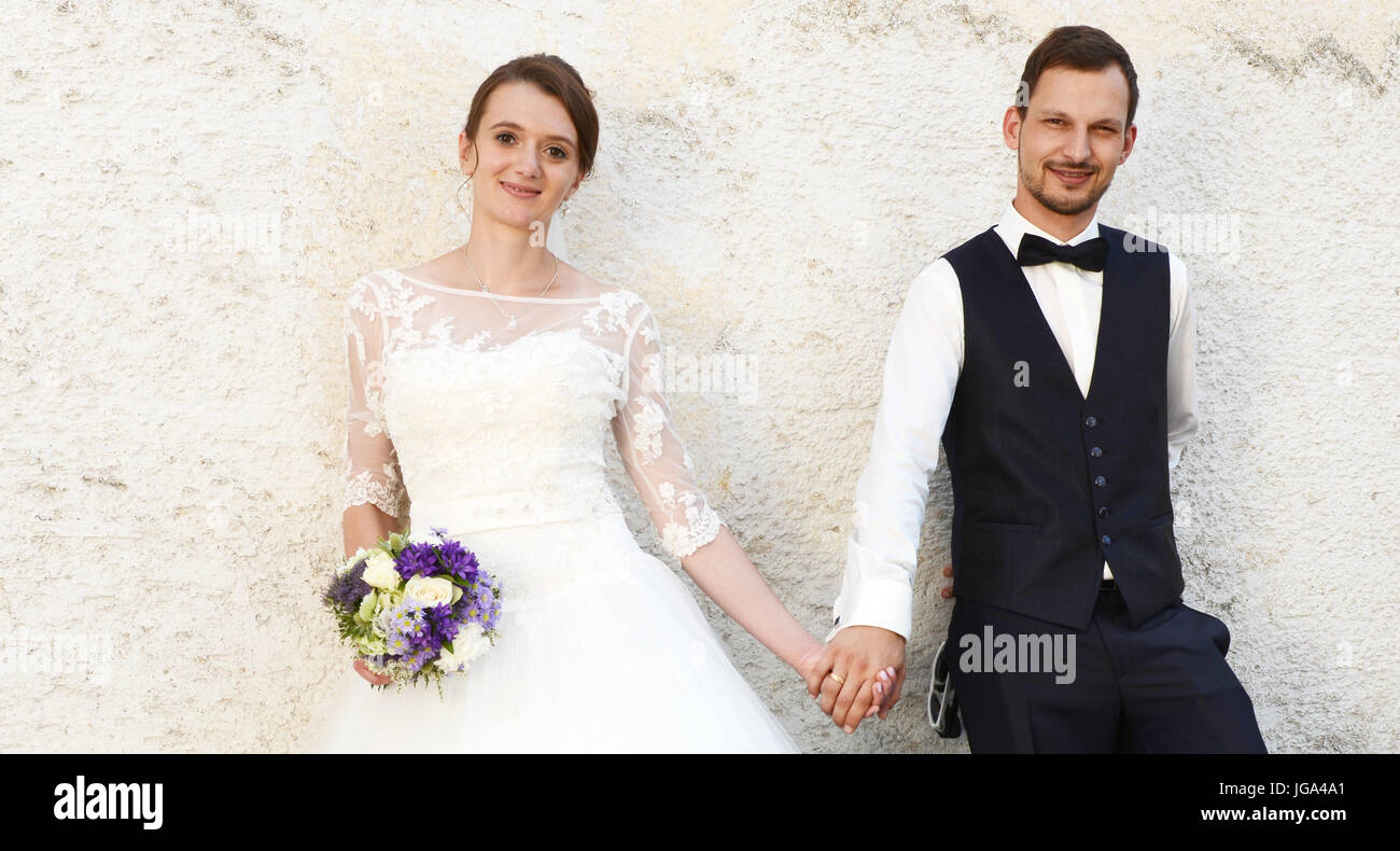 Felice fresco giovane coppia sposata Foto Stock