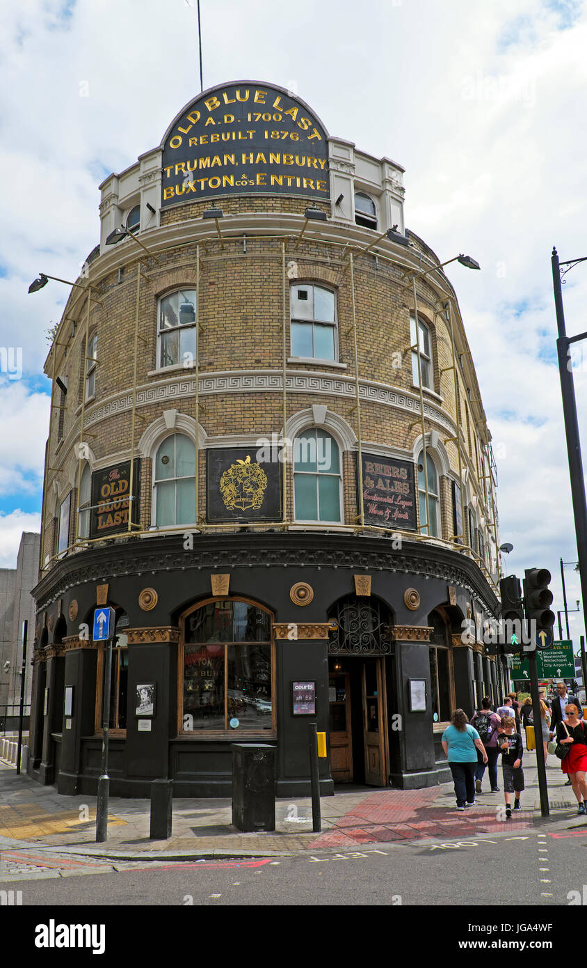 Una vista esterna del vecchio blu ultimo pub e luogo in cui ascoltare musica su Great Eastern Street in Shoreditch, East London REGNO UNITO KATHY DEWITT Foto Stock