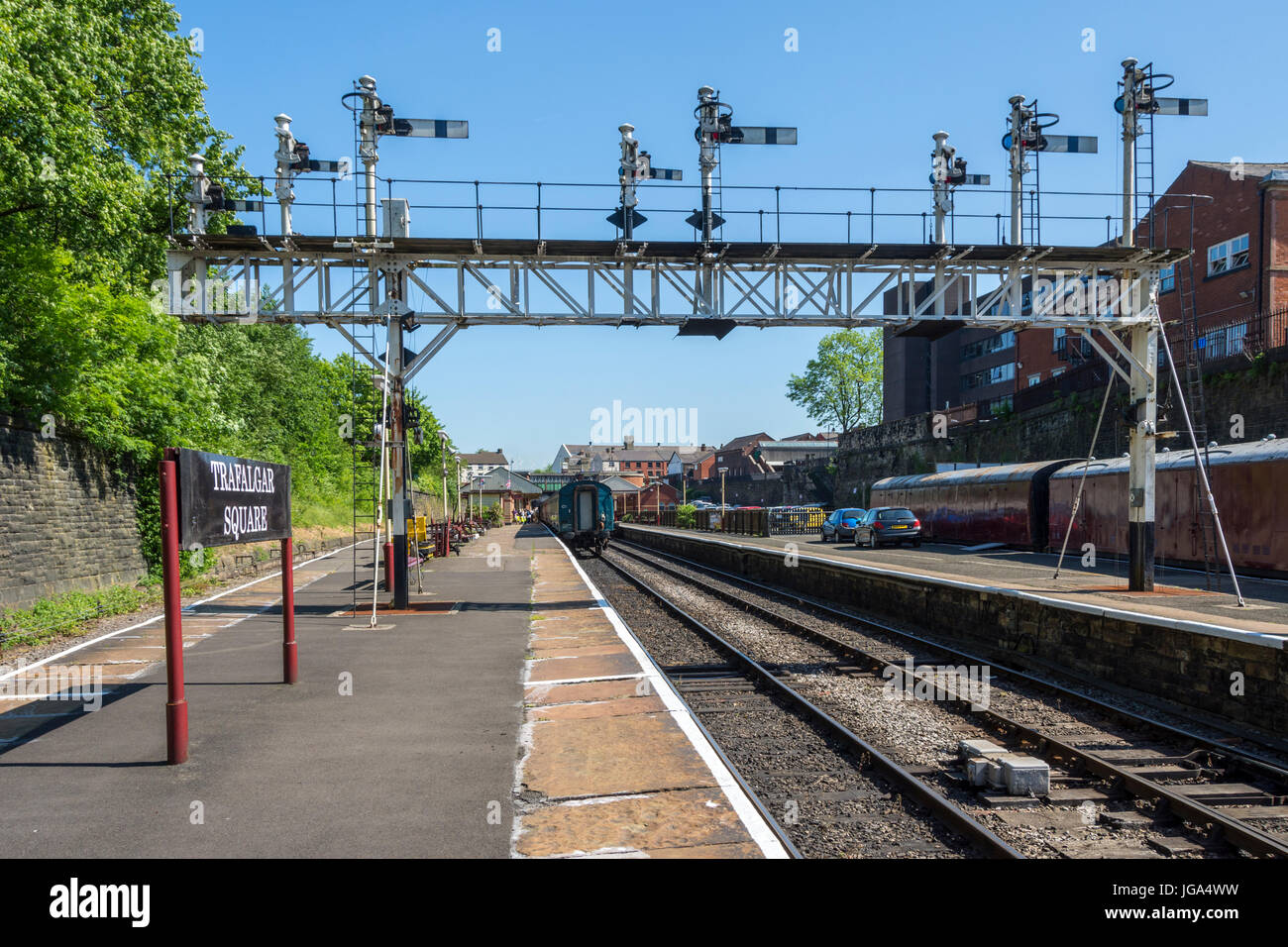 Il segnale del gantry e piattaforme a seppellire stazione, sulla East Lancashire Railway, Bury, Greater Manchester, UK. Foto Stock