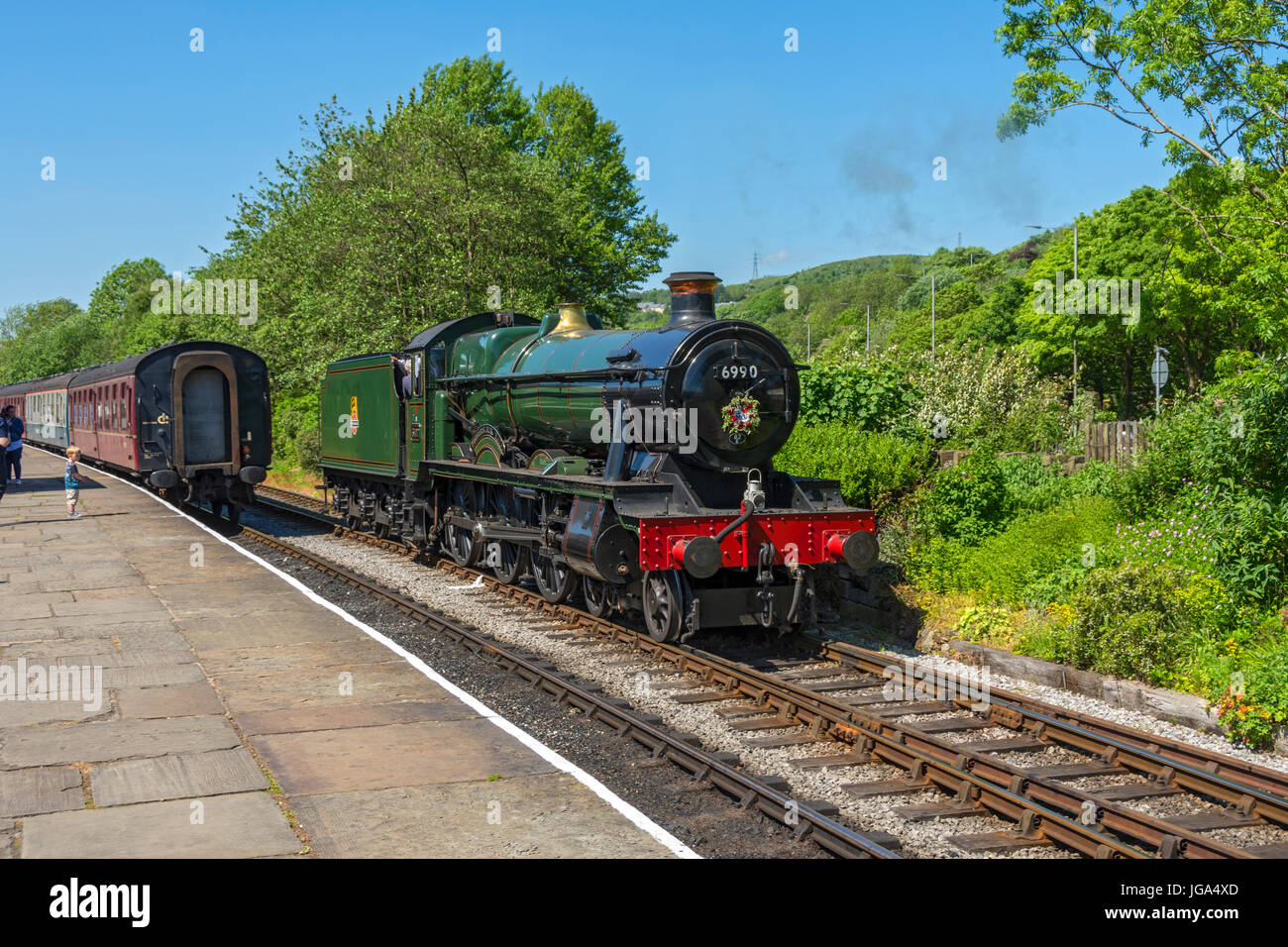 Great Western Railway (GWR) 6959 Classe 4-6-0 locomotiva a vapore alla stazione di Lancaster, sulla East Lancashire Railway, Rossendale, Lancashire, Regno Unito. Foto Stock