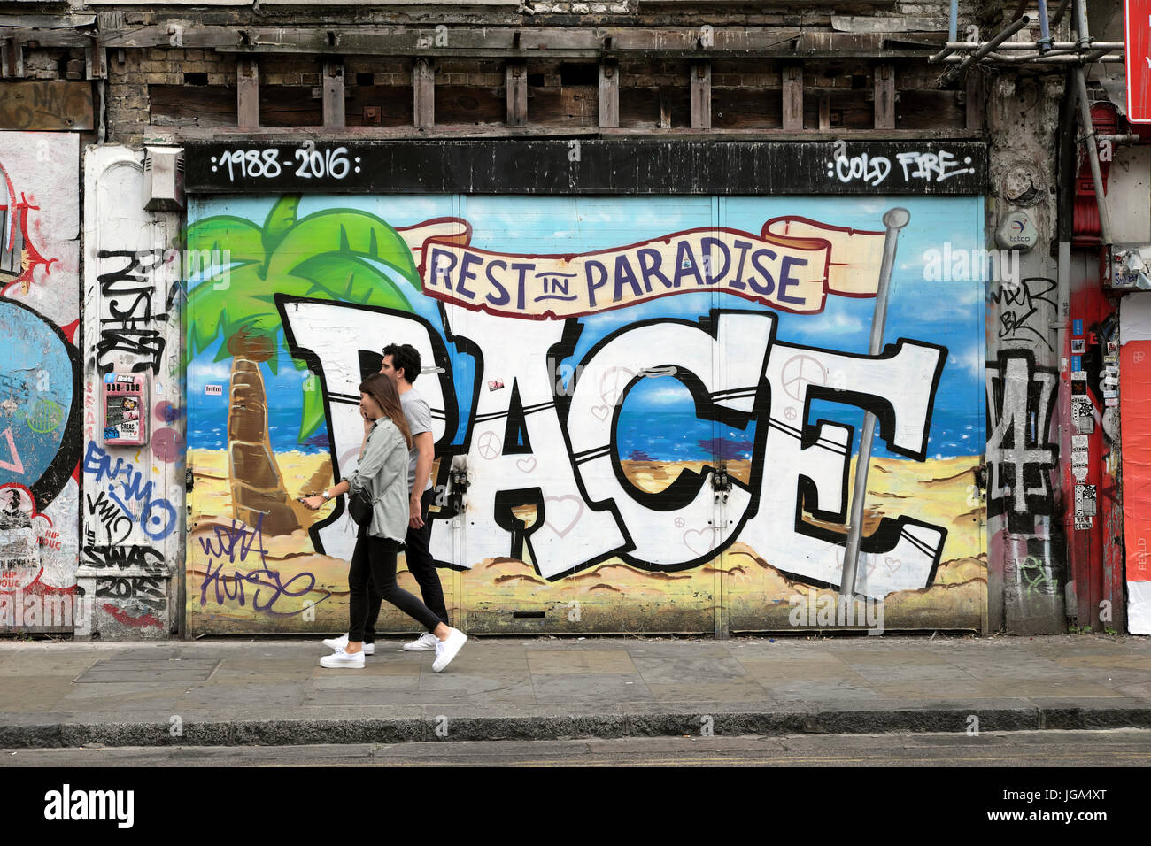 Resto in paradiso ritmo graffiti pittura murale a parete su Redchurch Street, Spitalfields, Shoreditch, Tower Hamlets, East London E2 UK KATHY DEWITT Foto Stock