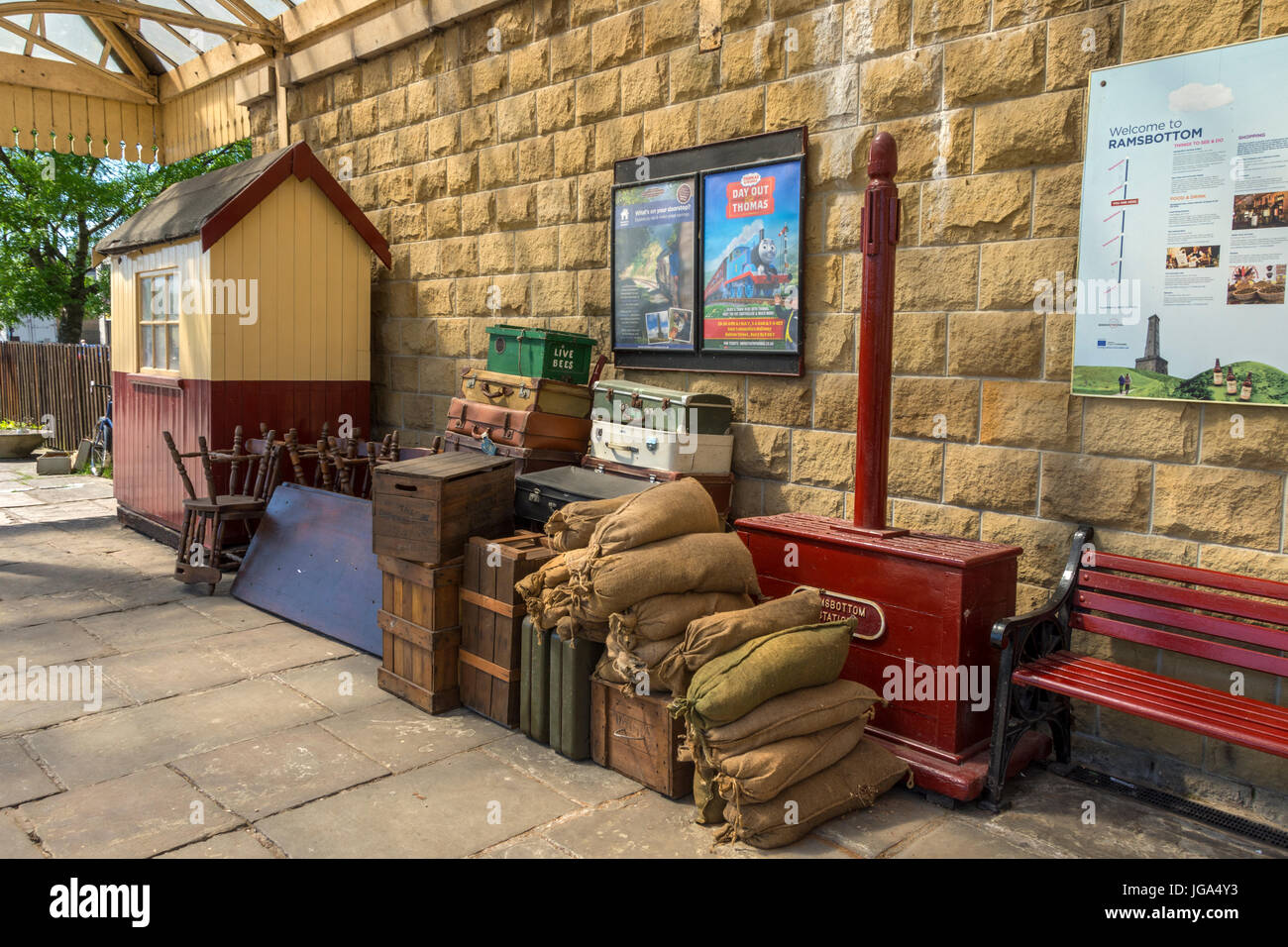 Vintage display bagagli a Ramsbottom stazione, sulla East Lancashire Railway, vicino a Bury, Greater Manchester, Regno Unito. Foto Stock