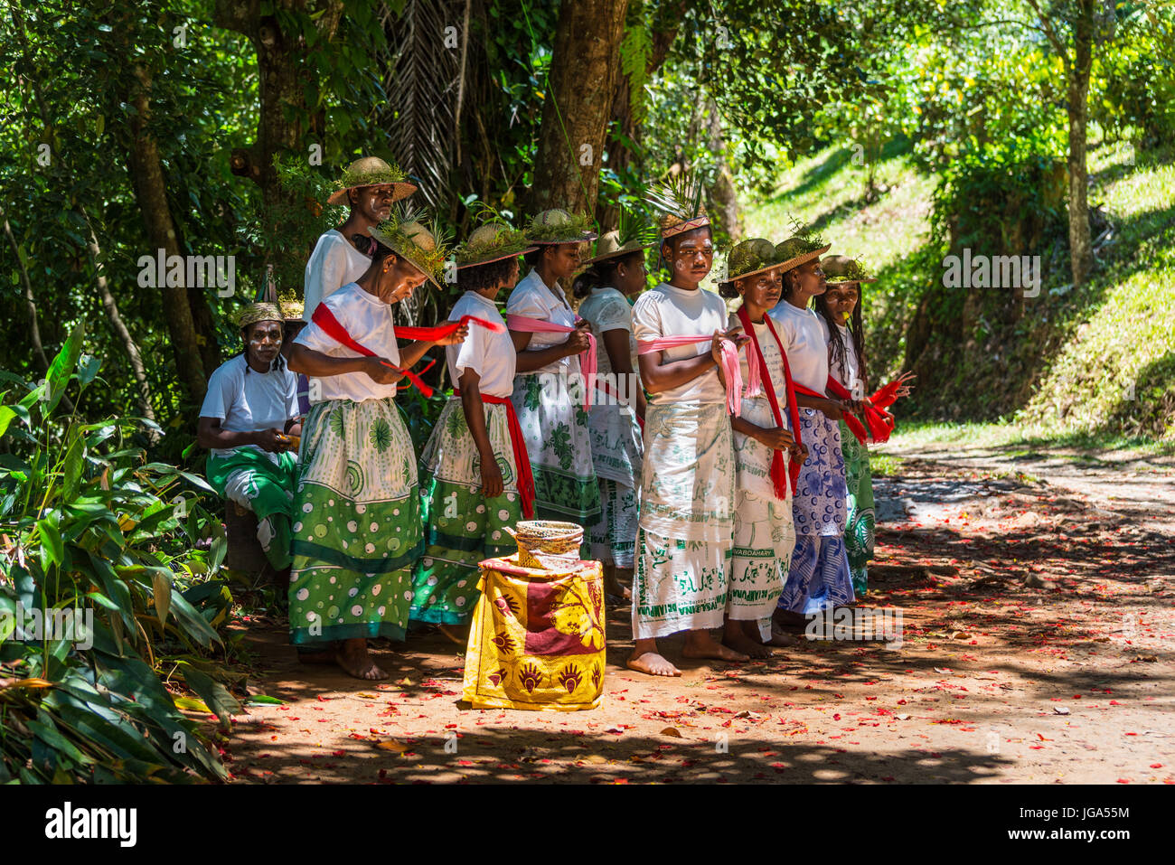 Ivoloina, Madagascar - Dicembre 22, 2015: canzone Folk Ensemble si stanno preparando a cantare nel parco di Ivoloina vicino alla città di Toamasina (Tamatave), Mada Foto Stock