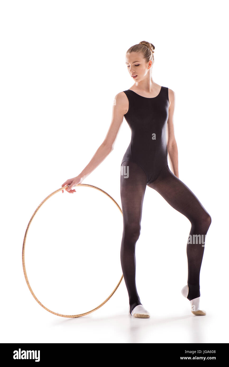 Attraente giovani sportive nel body facendo ginnastica ritmica esercizio con hoop Foto Stock