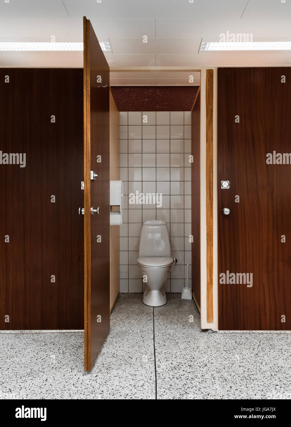 Bello e pulito e un bagno pubblico con una porta aperta di palissandro Foto Stock