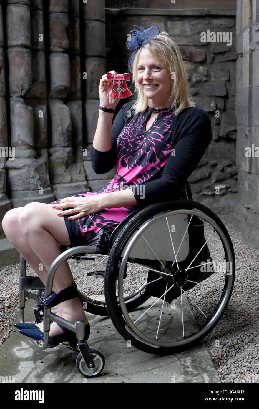 Atleta Dr Karen Darke dopo aver ricevuto il suo OBE per i servizi per lo sport paralimpico, dalla Regina Elisabetta II durante una cerimonia di investitura presso il Palazzo di Holyroodhouse di Edimburgo. Foto Stock
