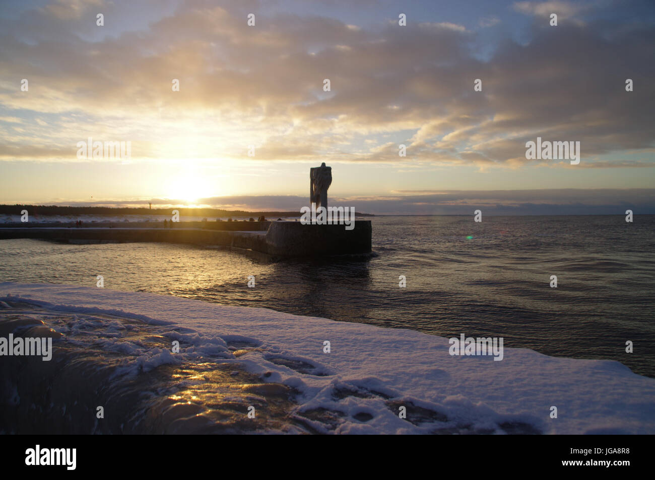 Una skyline di ghiaccioli sul porto congelata la lampada sul molo. Inverno dal mare. Foto Stock