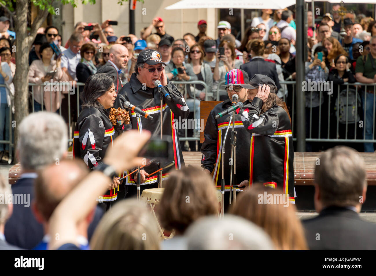 Montreal, CA - 17 Maggio 2017: Cerimonia in onore di fondatori di Montreal Sieur de Maisonneuve e Jeanne esportazioni a Place d'armes Foto Stock