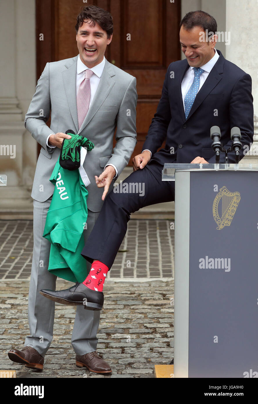 Taoiseach Leo Varadkar (a destra) mostra il suo canadese calze a tema  durante una conferenza stampa con il primo ministro canadese Justin Trudeau  a Farmleigh House di Dublino Foto stock - Alamy