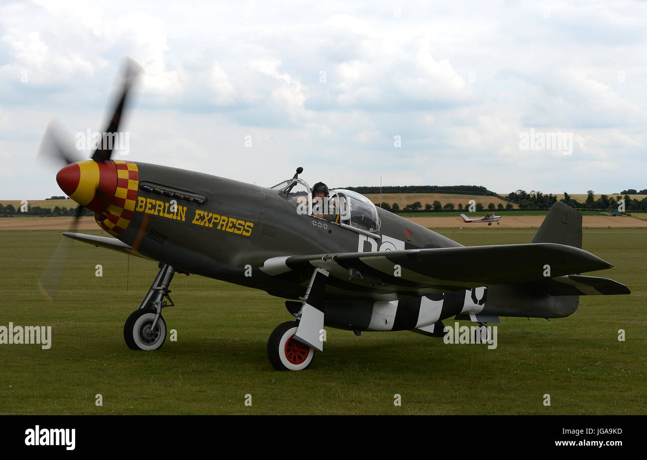 Lee pilota Lauderback nel pozzetto di un P Mustang Berlin Express presso l'Imperial War Museum Duxford dopo il completamento di una storica 5,470 miglia di viaggio transatlantico per volare in Flying Legends Air Show. Foto Stock