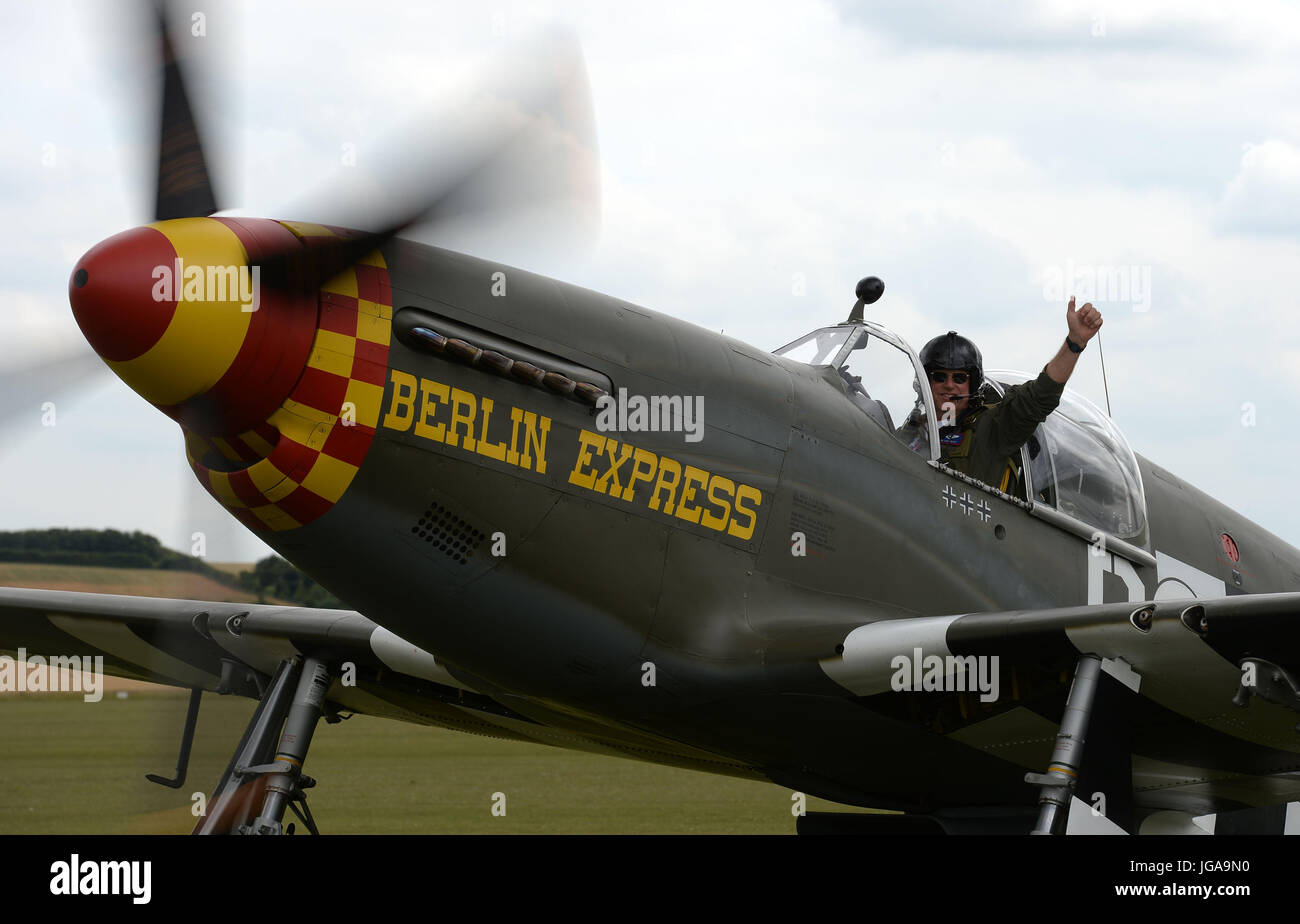 Lee pilota Lauderback nel pozzetto di un P Mustang Berlin Express presso l'Imperial War Museum Duxford dopo il completamento di una storica 5,470 miglia di viaggio transatlantico per volare in Flying Legends Air Show. Foto Stock