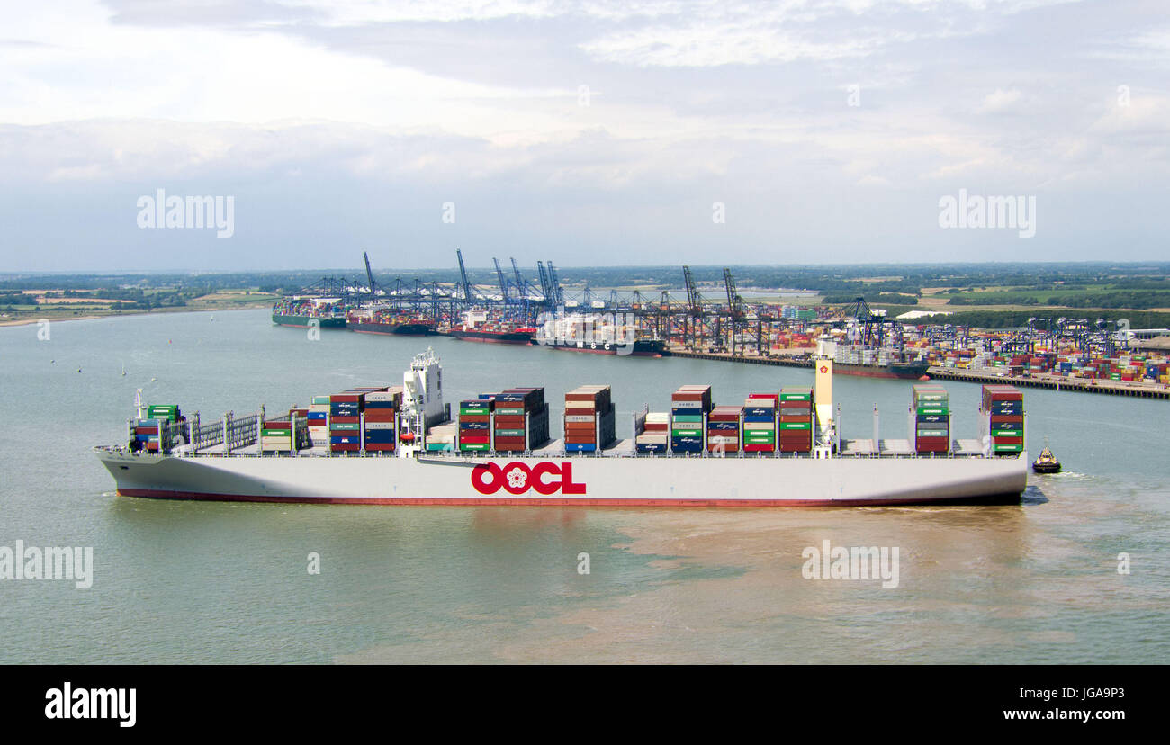 OOCL Hong Kong, il mondo il contenitore più grande nave, che può trasportare 21,413 venti piedi contenitori ed è le 1.311 piedi lungo, dock in Felixstowe sulla sua ultima tappa del suo viaggio inaugurale verso l'Europa prima di ritornare in Estremo Oriente come parte di una stima di 77 giorni di viaggio di andata e ritorno. Foto Stock