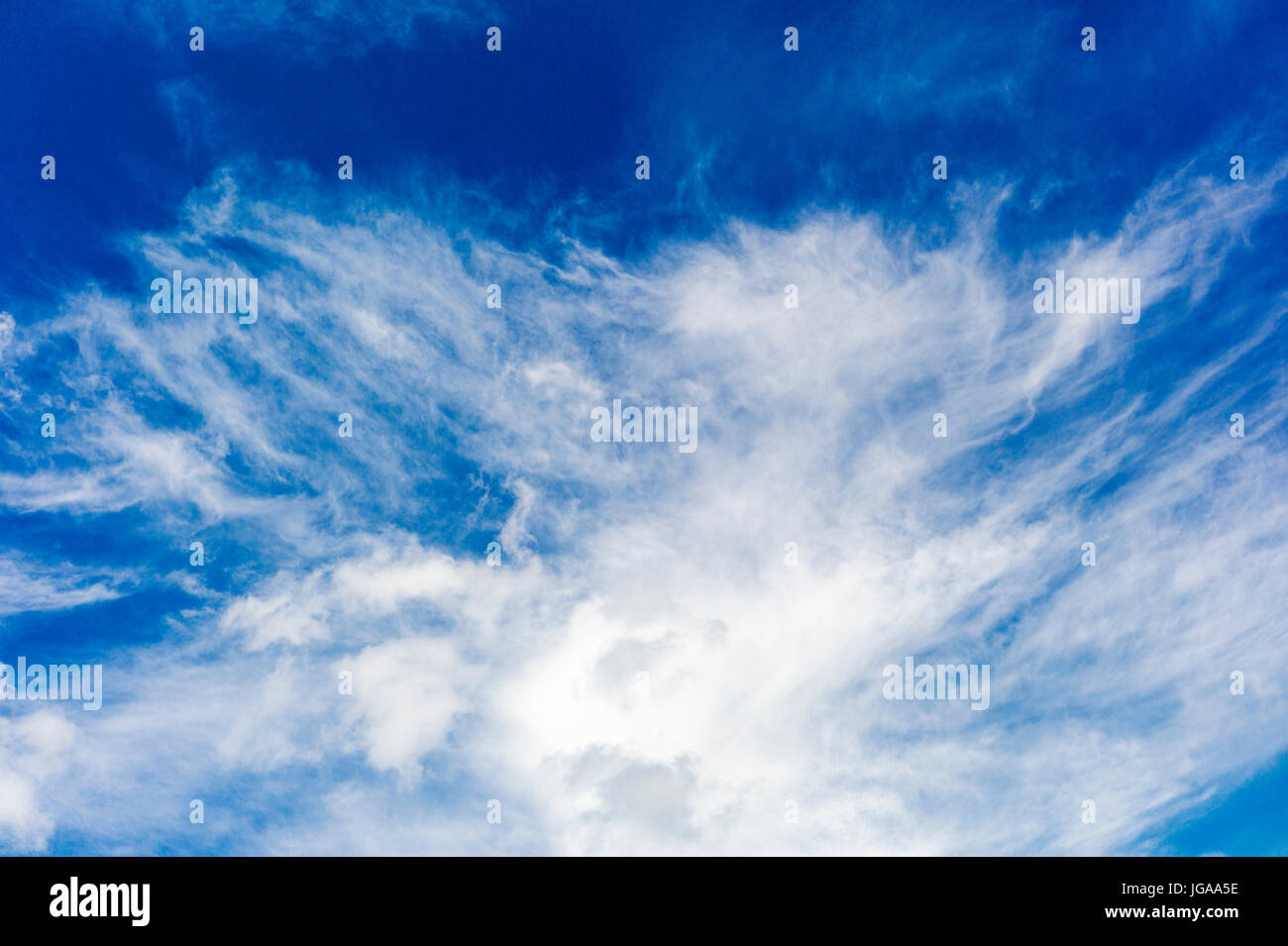 Tempo equo alta nuvole contro blu chiaro cielo Colorado Foto Stock