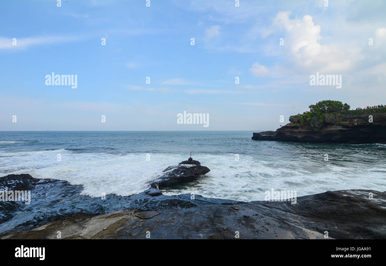 Cliff e il mare lungo la costa di Bali, Indonesia. L'isola di Bali si trova a 3.2 km a est di Java ed è a circa 8 gradi a sud dell'equatore. Foto Stock