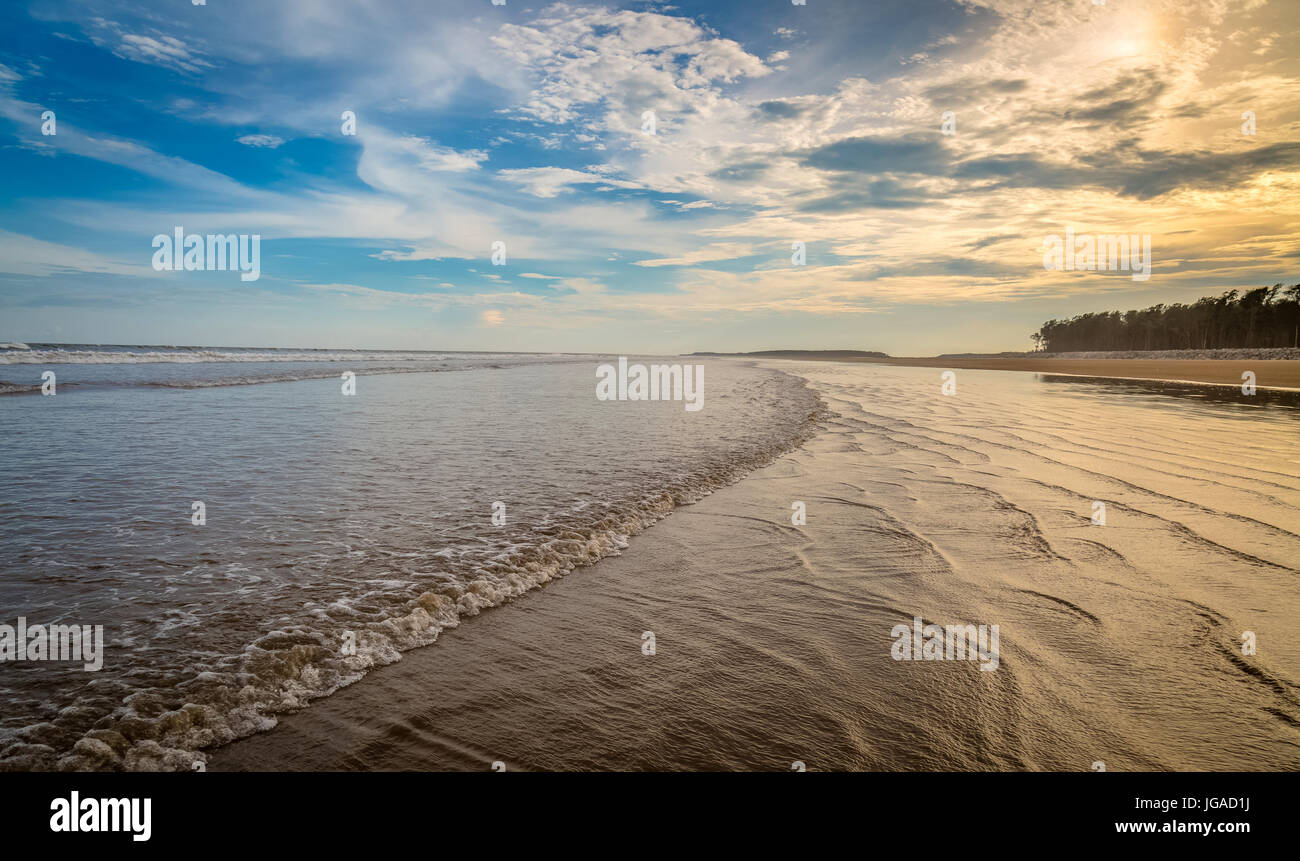 Moody sky con cloudscapes oltre mare indiano beach Foto Stock