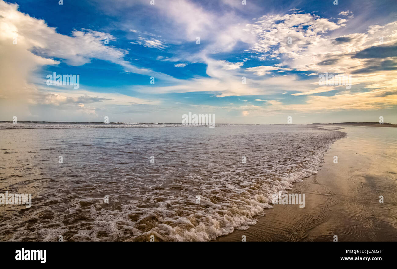 Moody sky con cloudscapes oltre mare indiano beach Foto Stock