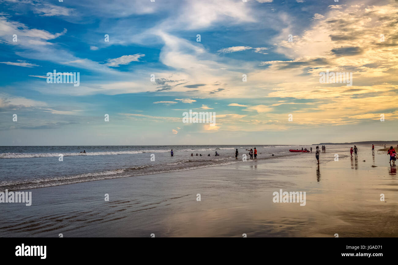 Moody sky con cloudscapes oltre mare indiano beach Foto Stock