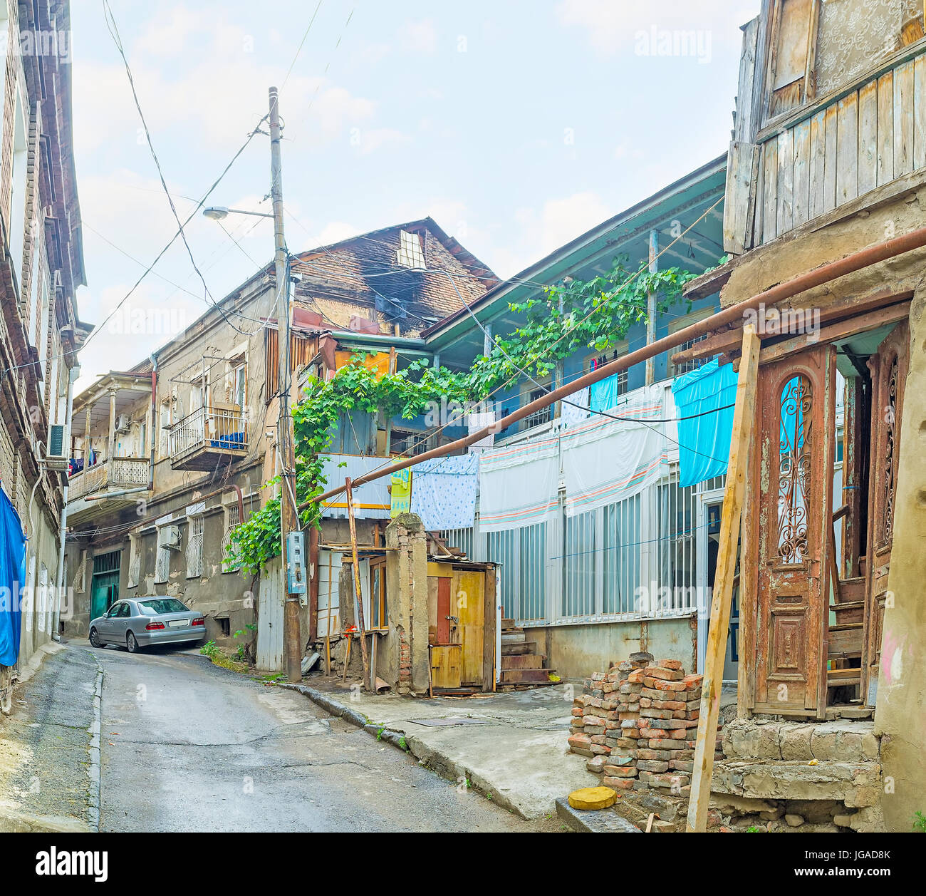 La città vecchia ha molti quartieri con le baraccopoli e fatiscenti alloggiamento, anche qui i turisti possono trovare alberghi, bar, workshop e gallerie d'arte, Tbilisi, Geo Foto Stock