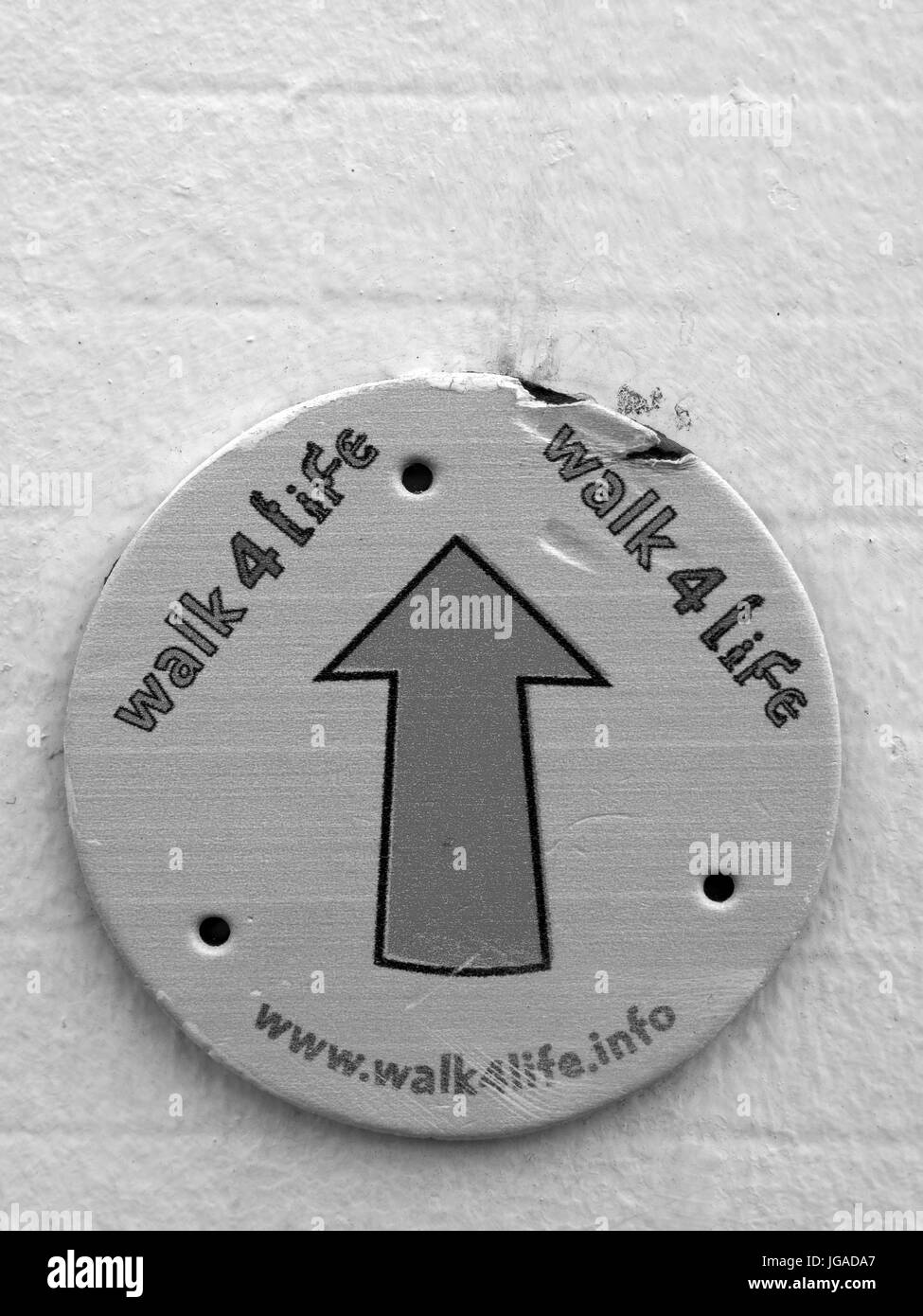 A piedi per tutta la vita il badge montato su un muro di mattoni, eventi sponsorizzati per raccogliere fondi per varie associazioni caritative Foto Stock