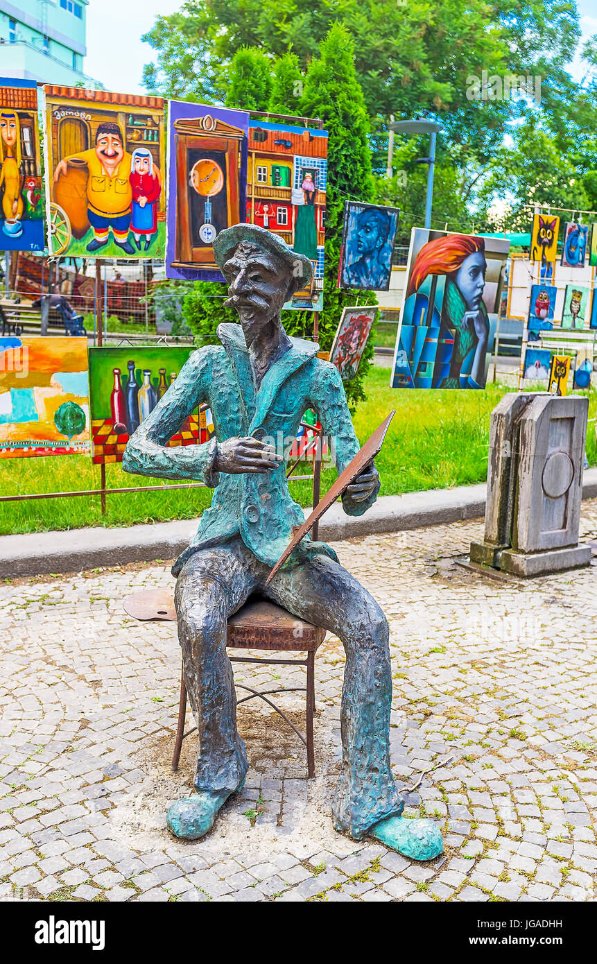 TBILISI, GEORGIA - Giugno 6, 2016: la statua in bronzo del famoso pittore georgiano Niko U Pirosmani decora Dedaena park, luogo di aria aperta d'arte Foto Stock