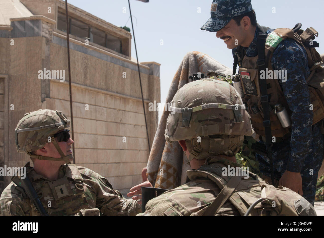 Stati Uniti Paracadutisti dell'esercito, distribuito come supporto della Combined Joint Task Force - operazione inerente a risolvere e assegnato al primo squadrone, 73rd reggimento di cavalleria, 2° Brigata Team di combattimento, ottantaduesima Airborne Division, lavorare al fianco di un iracheno Polizia Federale degli Stati a Mosul, Iraq, 29 giugno 2017. La seconda BCT, ottantaduesima Abn. Div., consente la sicurezza irachena vigore partner attraverso il consigliare e assistere la missione, contribuendo pianificazione, raccolta di intelligence e di analisi, forza e protezione incendi di precisione per ottenere la sconfitta militare di Iside. CJTF-funzione OIR è la coalizione globale per sconfiggere ISIS in Iraq e la Siria. (U.S. Ar Foto Stock