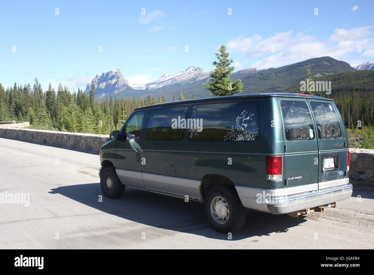 Il furgone parcheggiato con Castle Mountain in background. Soddisfare la donna che era talmente stufi di vivere a payday payday che ha lasciato il suo lavoro e la vita io Foto Stock