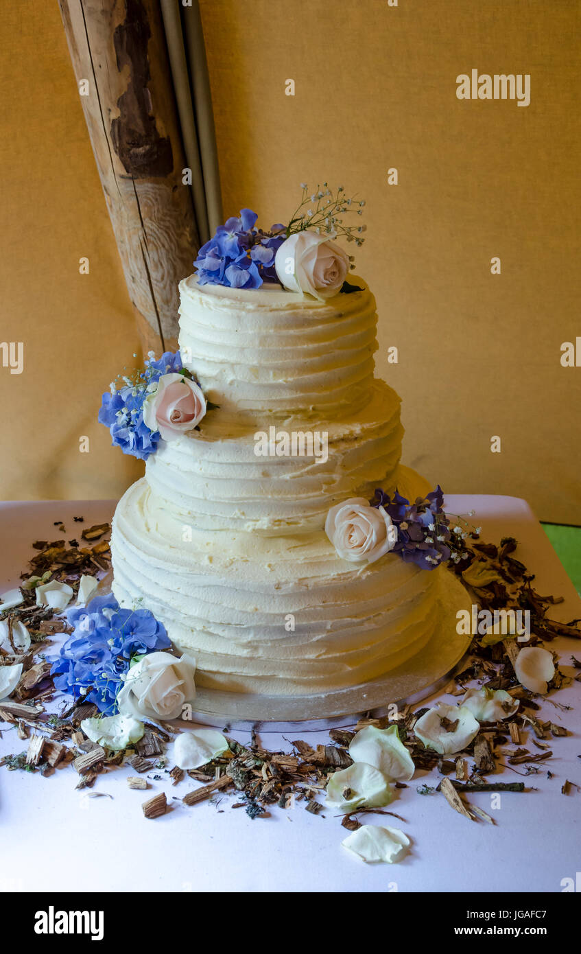 A tre livelli la torta di nozze. Foto Stock