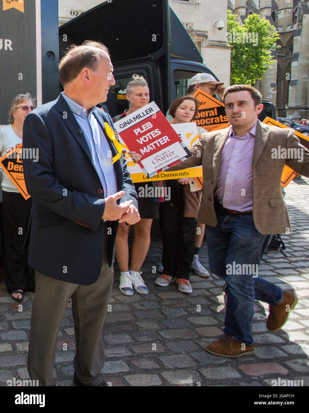 Gruppo del Partito europeo dei liberali democratici Simon Hughes, candidato ed ex Southwark & vecchio Bermondsey MP rivela poster di Theresa Maggio accompagnata dalle parole: "Non scommettere la tua casa sulla sua.", Westminster, London, Regno Unito dotato di: Simon Hughes dove: London, England, Regno Unito quando: 03 giu 2017 Credit: Wheatley/WENN Foto Stock