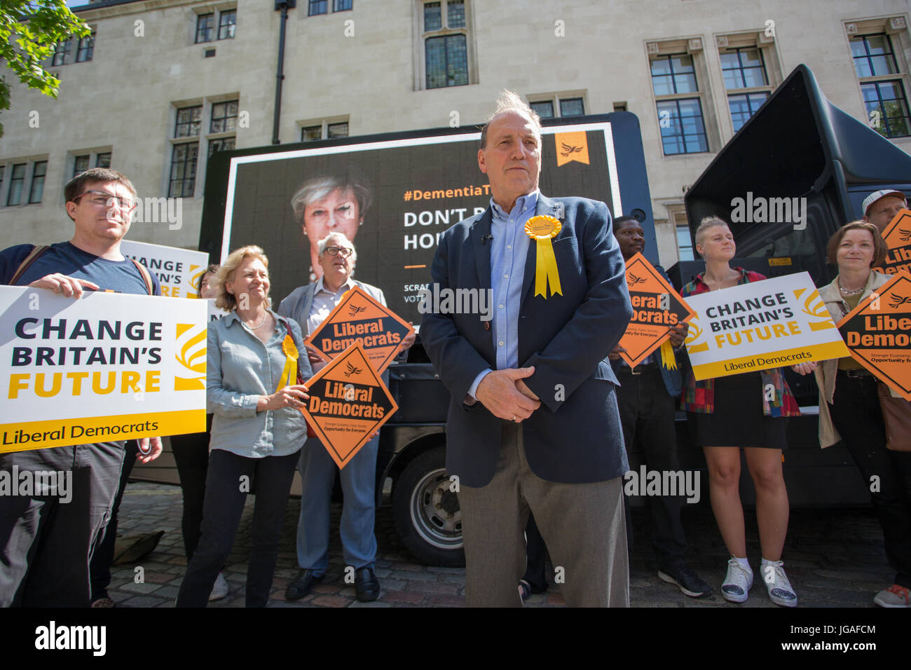 Gruppo del Partito europeo dei liberali democratici Simon Hughes, candidato ed ex Southwark & vecchio Bermondsey MP rivela poster di Theresa Maggio accompagnata dalle parole: "Non scommettere la tua casa sulla sua.", Westminster, London, Regno Unito dotato di: Simon Hughes dove: London, England, Regno Unito quando: 03 giu 2017 Credit: Wheatley/WENN Foto Stock