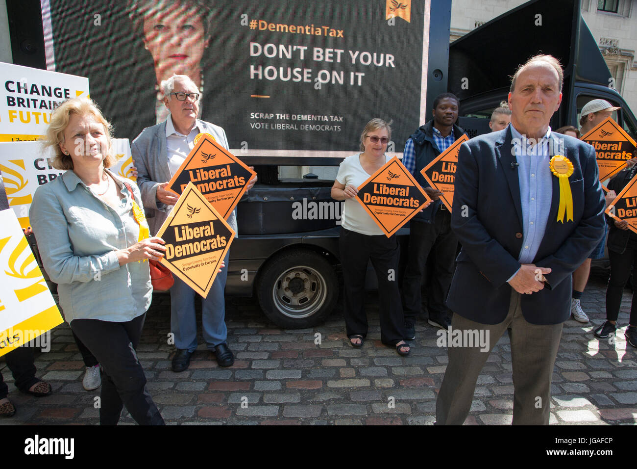 Gruppo del Partito europeo dei liberali democratici Simon Hughes, candidato ed ex Southwark & vecchio Bermondsey MP rivela poster di Theresa Maggio accompagnata dalle parole: "Non scommettere la tua casa sulla sua.", Westminster, London, Regno Unito dotato di: Simon Hughes dove: London, England, Regno Unito quando: 03 giu 2017 Credit: Wheatley/WENN Foto Stock